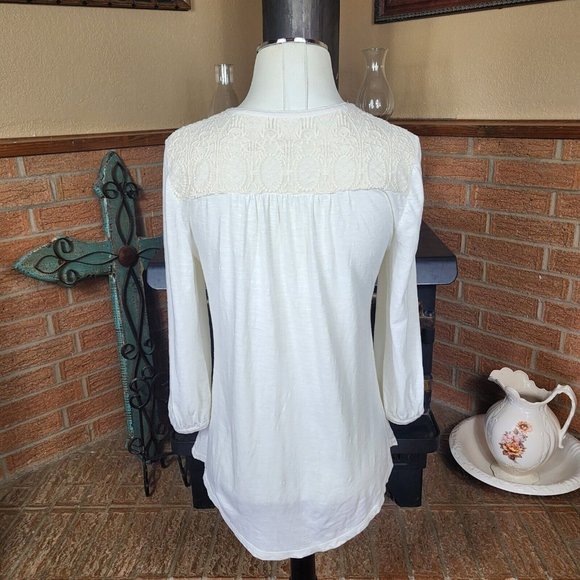 Chico's Off-White Top with Embroidered Lace Details Size 0 - Picture 2 of 8